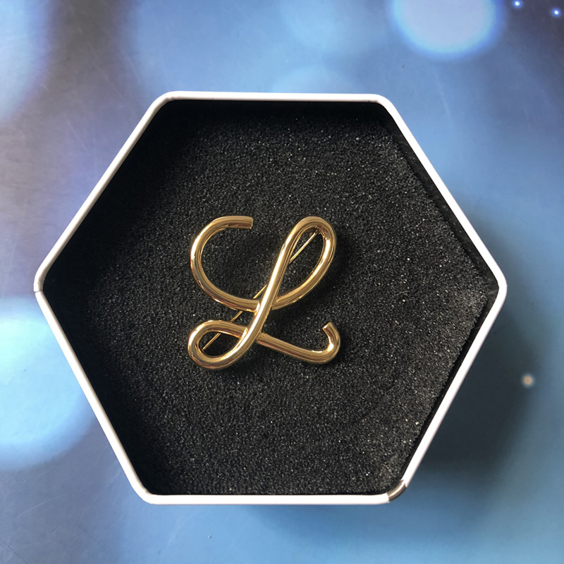 

Letter Pin Brooch Women Brooches Designer Jewelry Pins Luxury Body Accessories Brand Jewelry Girls Wedding Gift LOE Broche Enamel 2111062L