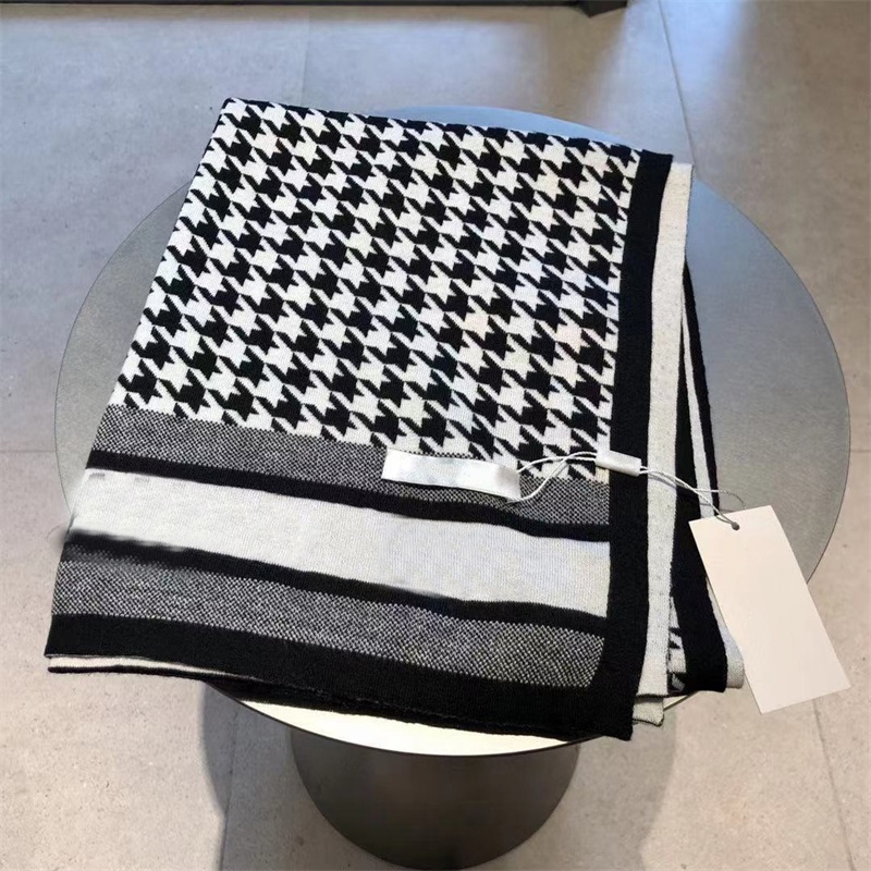 

2Colors Fashion Brand Classic Black Brown Lattice Plaid Scarf for Women Women's Scarves Shawl With Gift Box X0907B