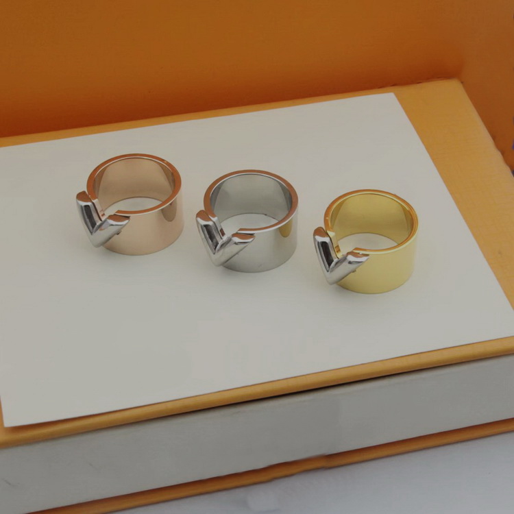 

Europe America Fashion Style Rings Men Lady Womens Gold/Silver-color Metal Engraved Initials Diamond 18K Gold Plated Lovers Essential V Ring M61085