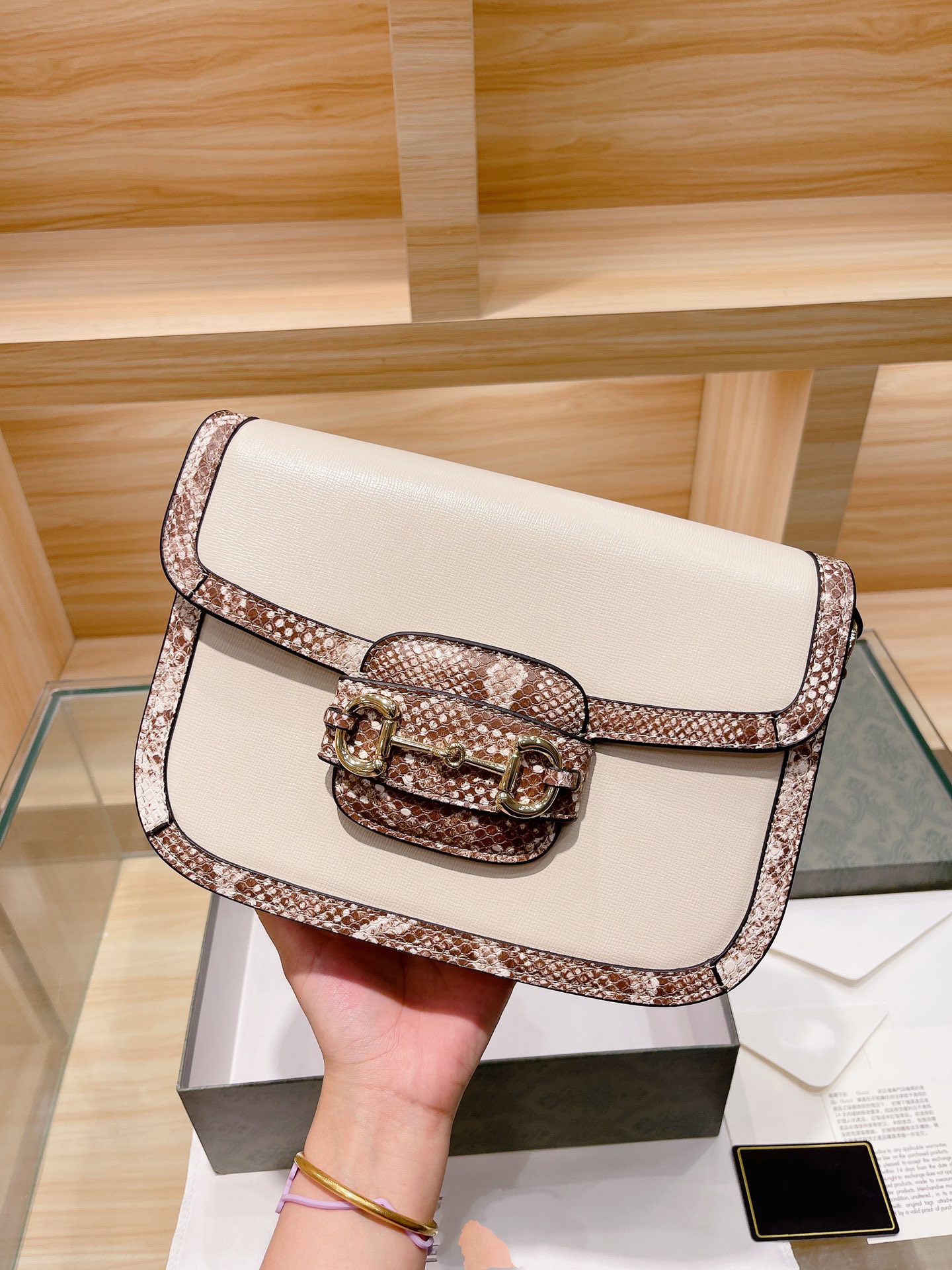 

All-match Retro Snake Print Saddle Bag Classic Exquisite Buckle and Brown Grooved Design 2021 Luxury Designer Fashion Shoulder Bags Wholesale, Make up the difference