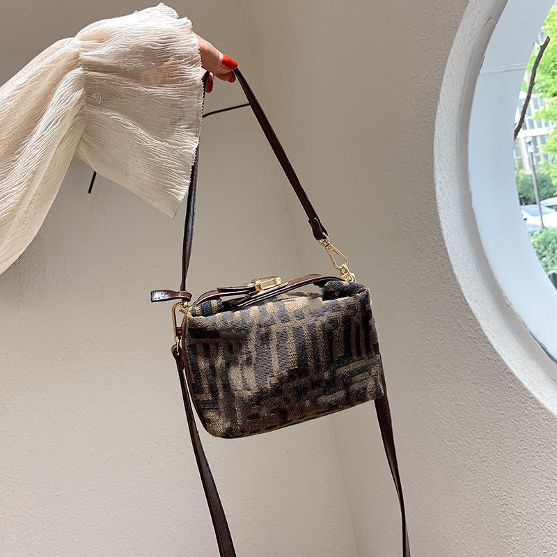 

2021 designers Chanl luxury shoulder bag shopping bags designer handbag fashion classic letter large capacity woolen handbags high quality totes, Deep brown