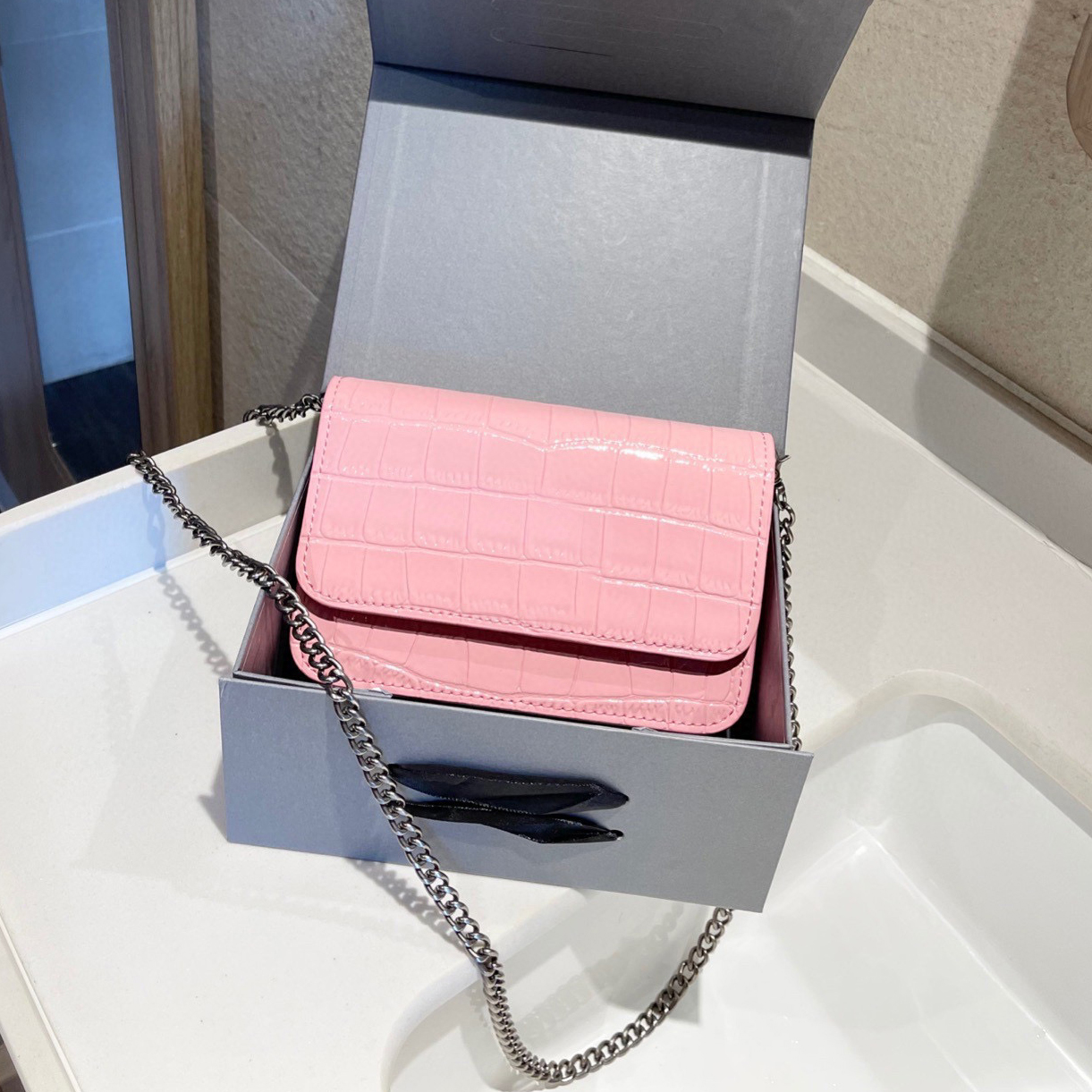

Luxurys designers Ladies high Quality 2022 chains bags shoulder handbag Women fashion purse mother handbags Clutch cossbody small square bag Artwork temperament, No bags
