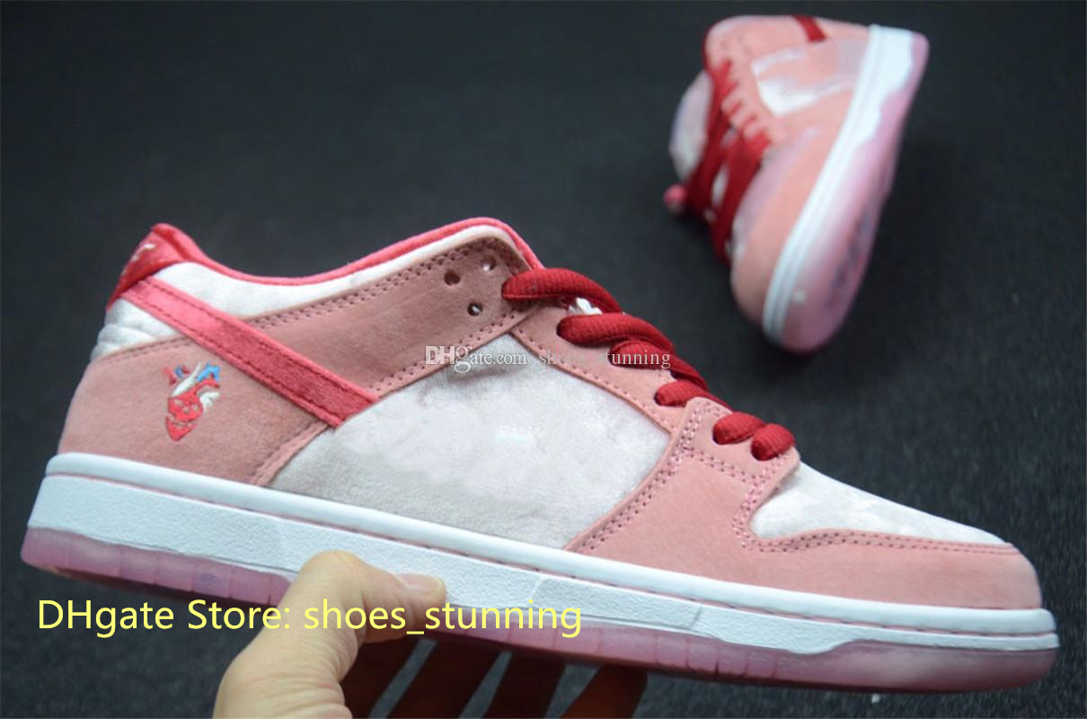 Strange Love SB DK Low Hommes Femmes Chaussures Saint Valentin Flanelle Blanc Rose Velours Planches À Roulettes Chaussures De Loisirs Hommes / Fe