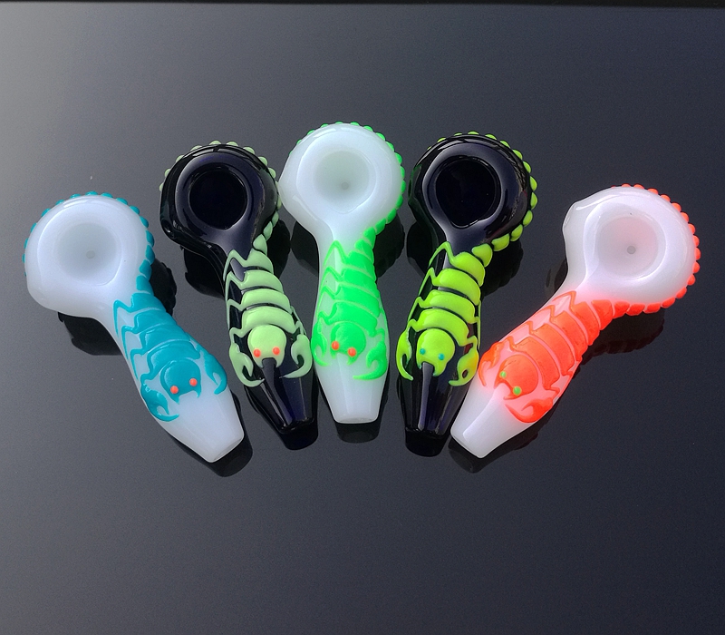 

4 Inch Glow in the Dark Glass Smoking Pipes Small Oil Burner Pipe Mini Spoon Pipe Scorpion Heady Smoking Pipes GID10