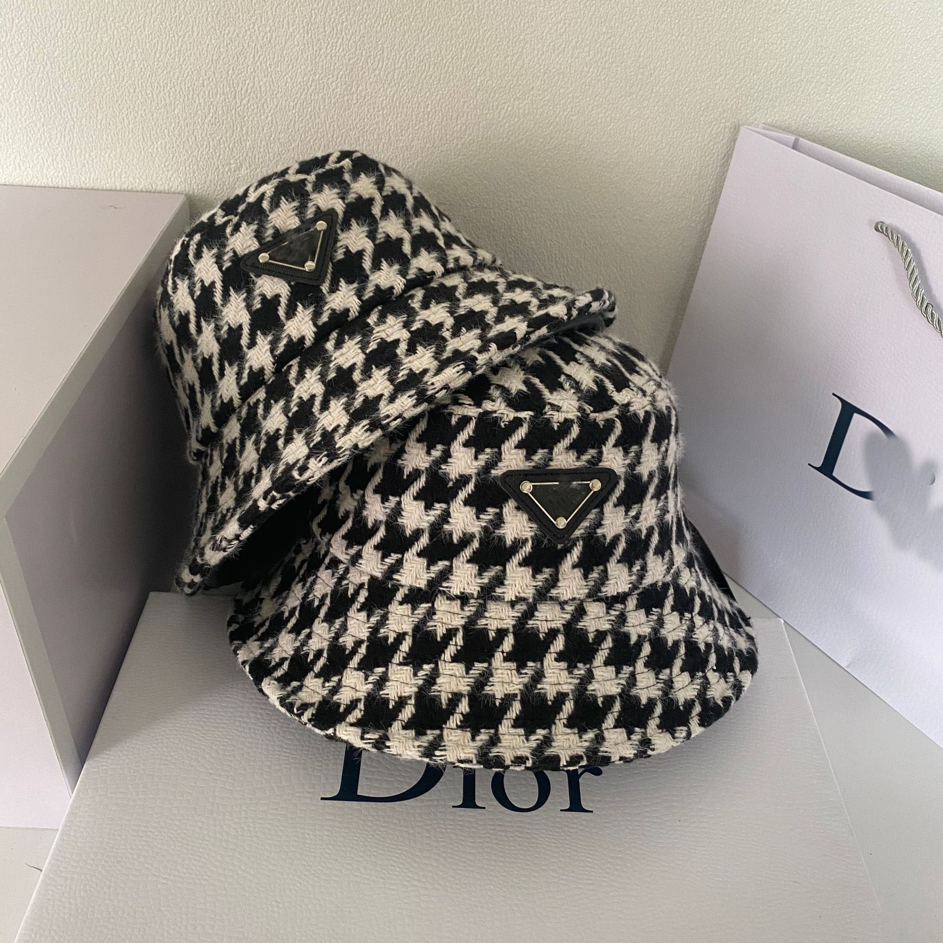 

Cloches Womens Autumn and Winter Korean Style Fashionable Casual All-Matching Flat Bucket Hat Japanese Ins Fresh Houndstooth Pattern, Packing box