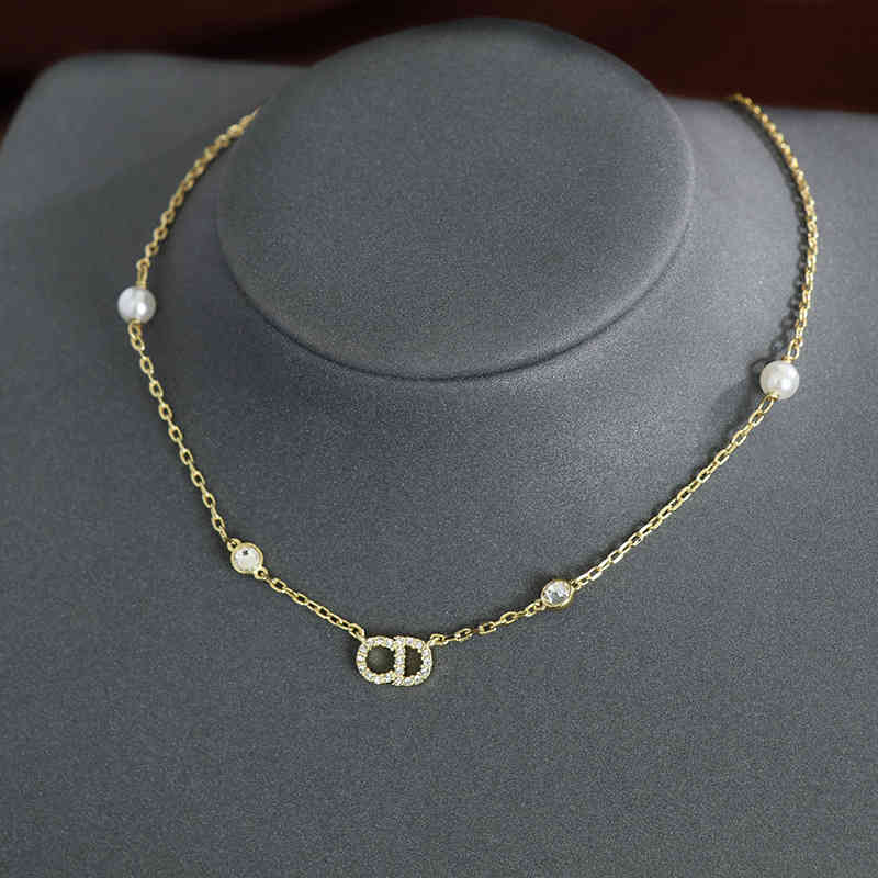 

Design jewelry classic small letter necklace family light pearl inlaid diamond female clavicle neck chain