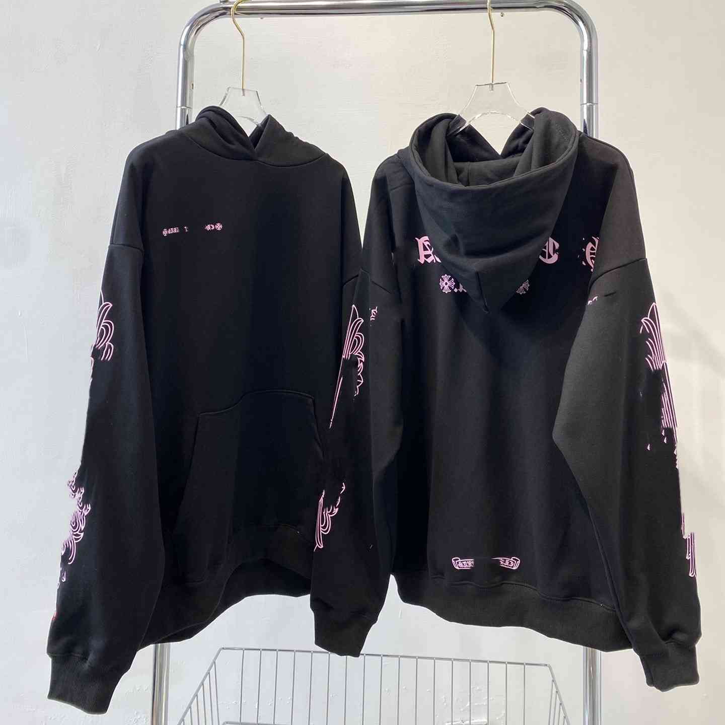 

Ch21 Early Fall Croix Flower Arm Printed Lip Embroidered Hoodie Casual Unisex, Black