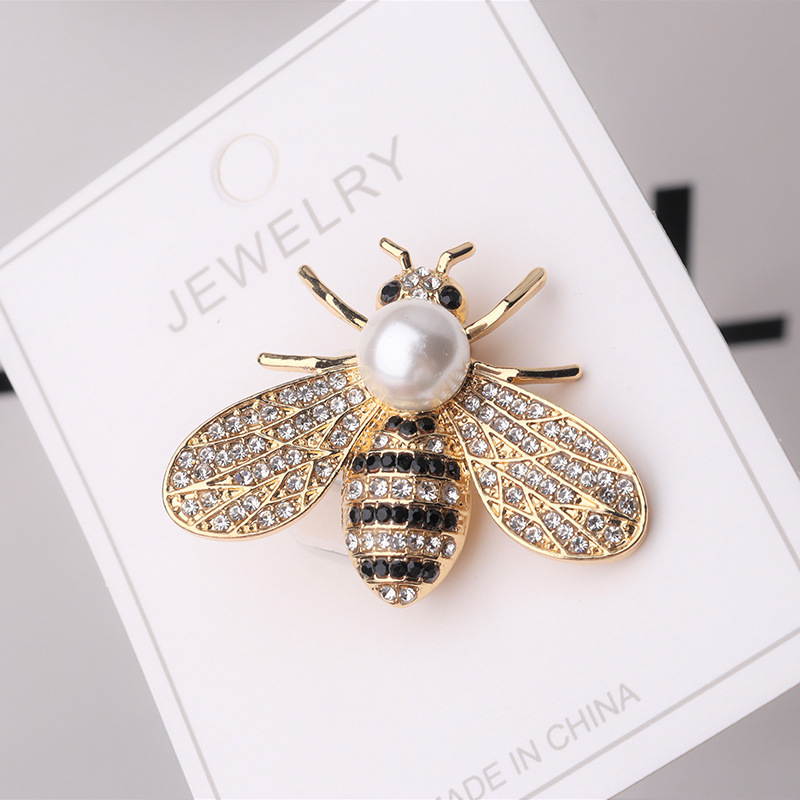 

4color 18K Gold Plated Copper Women Letters Bee Brooch Luxury Designer Crystal Rhinestone Pearl Brooches Ladies Metal Alloy Suit Pins Jewelry Accessories