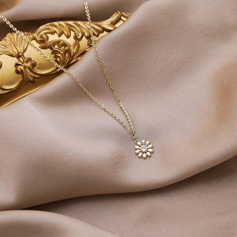 

Pendant Necklaces Korean Sweet Metal Flower For Women Shiny Rhinestones Gold Color Chain Daisies Charm Choker Necklace Jewelry