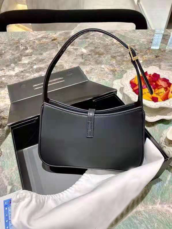 

Cowhide armpit shoulder bag trendy fashion versatile upper body effect is excellent, suitable for shopping, dating and travel