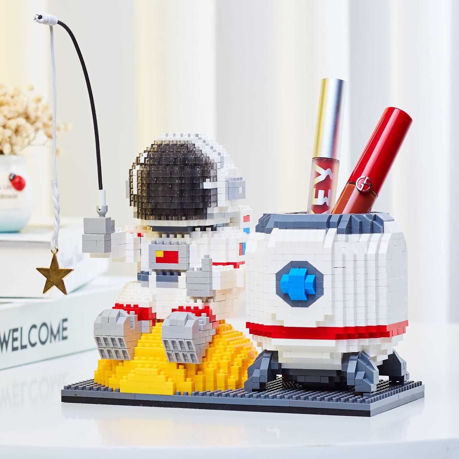 

Blocks Lego Compatible Astronaut Astronaut Pen Holder Small Particle Assembled Building Block Toy Boys and Girls Gift