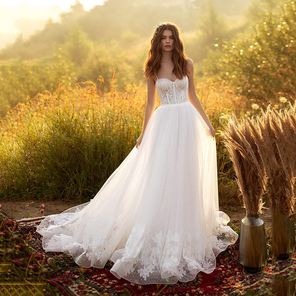 

Graceful Lace Wedding Dresses Appliqued Bridal Gowns Spaghetti Straps Neckline A Line Sweep Train Tulle Bohemian robe de mariée, Silver
