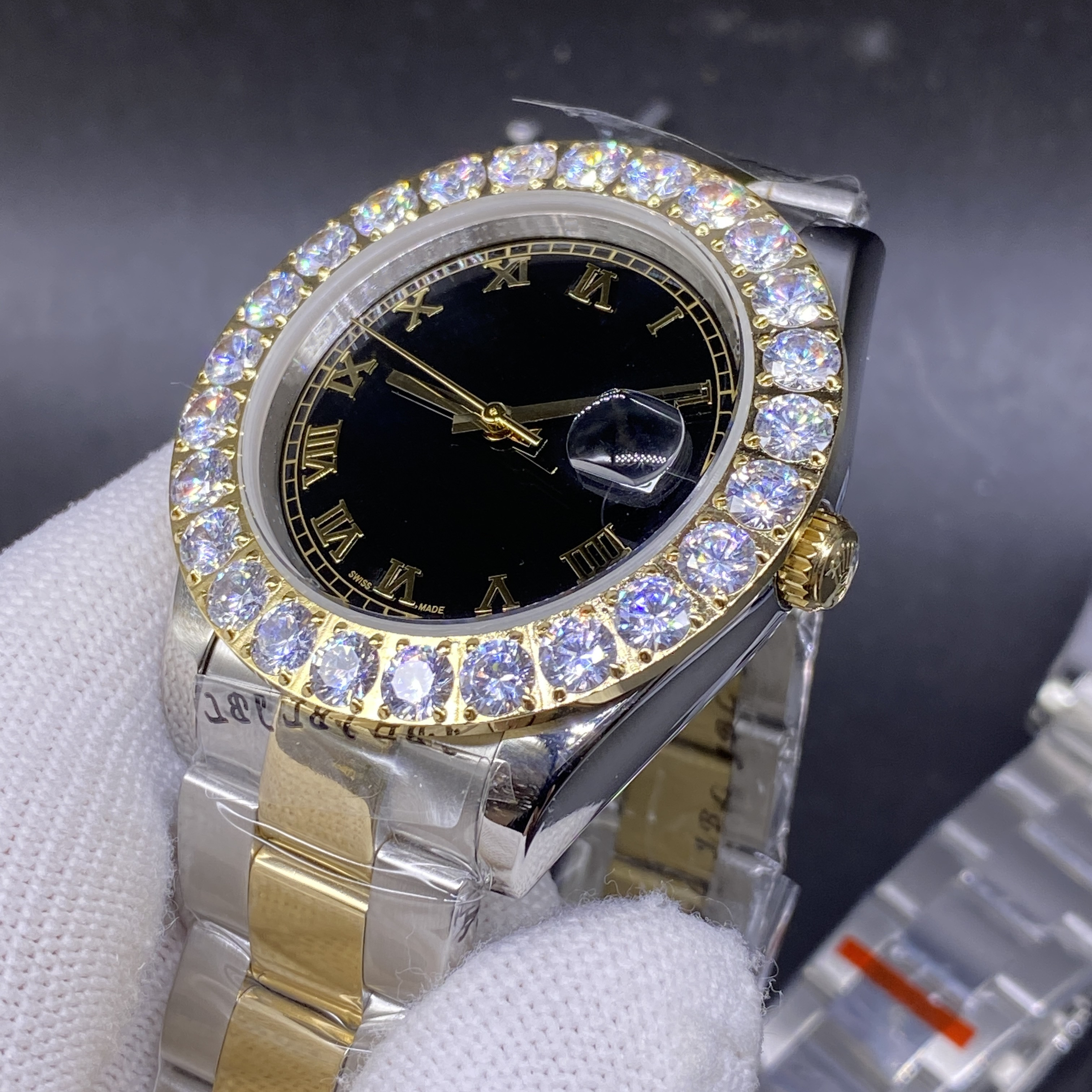 

Fashion and leisure 43mm large diamond watch, automatic mechanical men's watchs, black dial, stainless steel two-color gold strap, folding buckle