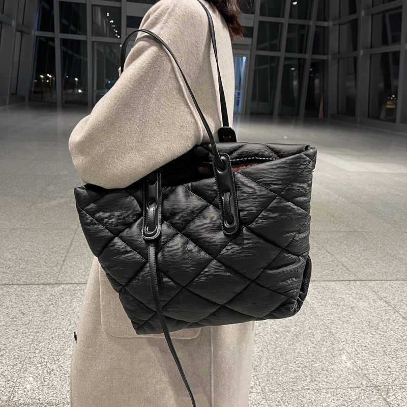 

Luxury Clutch Casual Pu Leather Shoulder Bag Designer Padded Women Big Handbag Quilted Warm 2022 Hit Shopper Winter Large Capacity, Auburn