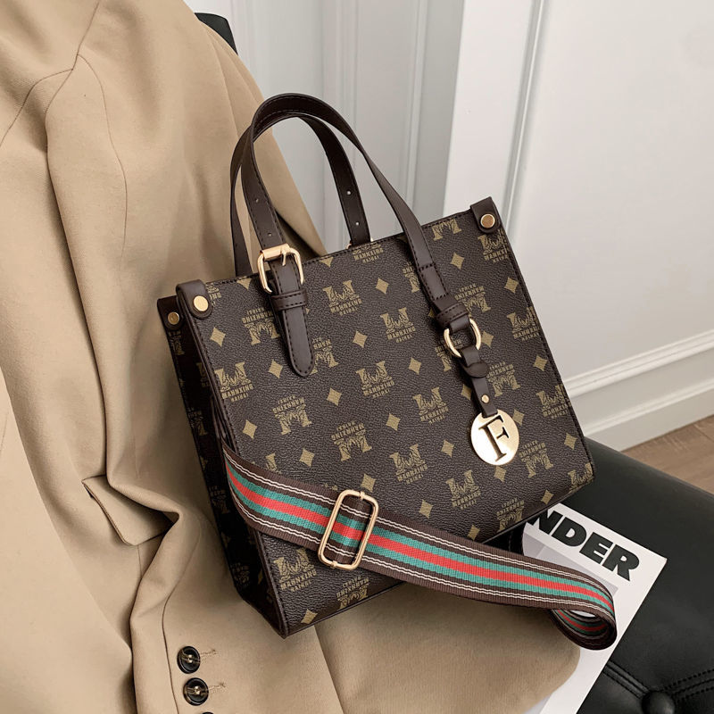 

Daily Bag Womens Bag New 2021 Spring and Summer Fashion All-Match Handbag Ins Internet Celebrity High-Grade Large Capacity Shoulder Messenge, Elegant brown l small gifts from favorit
