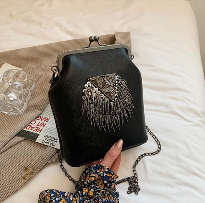 

Factory wholesale leather women wallets Candy-colored fashion clip shell bags street personality tassel storage wallet metal decorative womens chain bag, Pink(boutique box)
