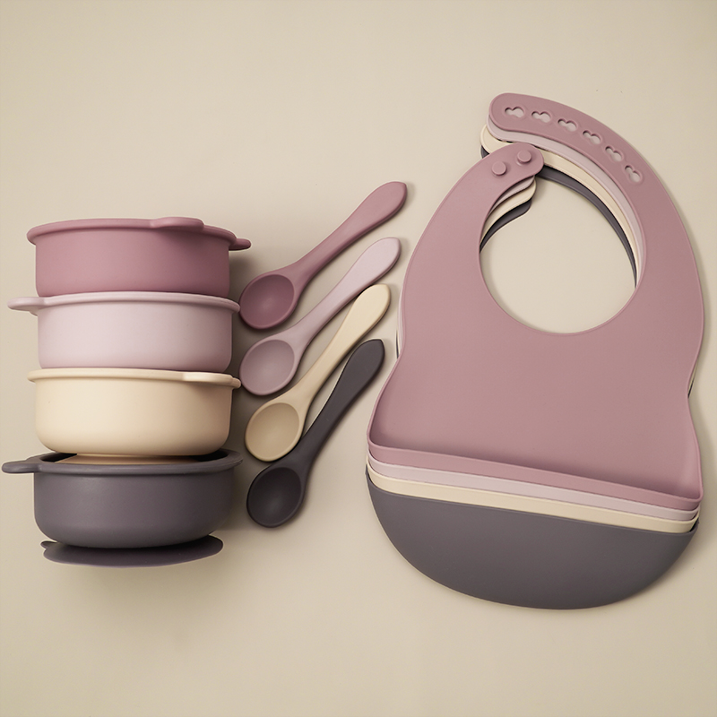 

Wholesales Manufacturer Edible Silicone Easy to rinse Collapsible Baby Feeding Set Bear Bowl with Bib