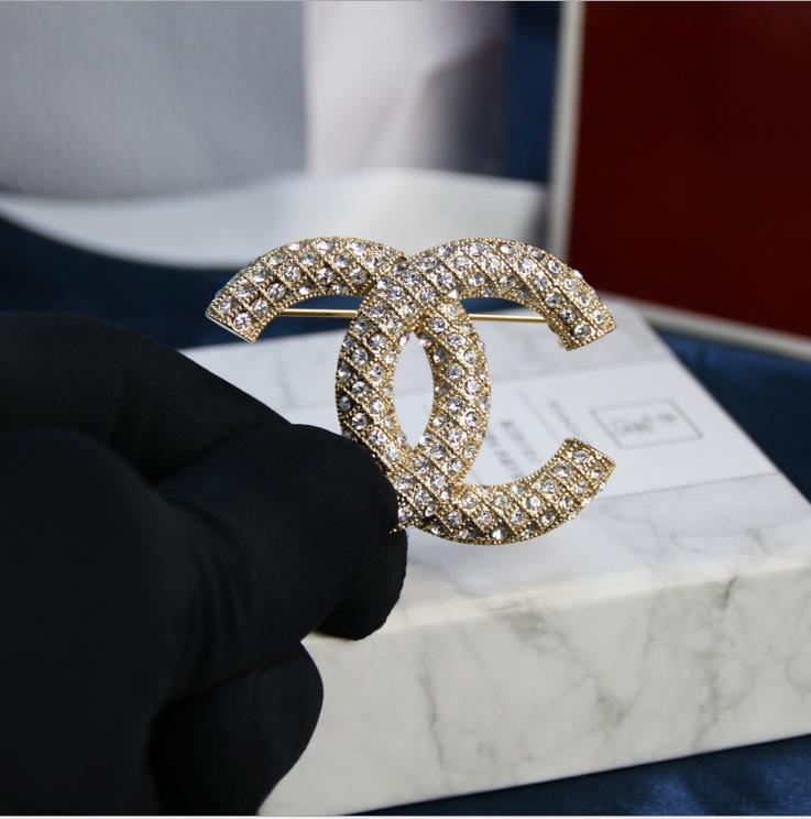 

20 colors optional new clothes high-end boutique brass full diamond letter Brooch suit coat accessories