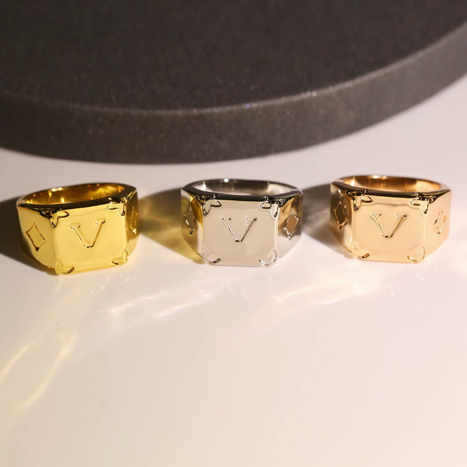 

Europe America Fashion Style Rings Men Lady Womens Gold/Silver-color Metal Engraved V Initials Flower 18K Gold Plated Lovers Signet Ring M80191
