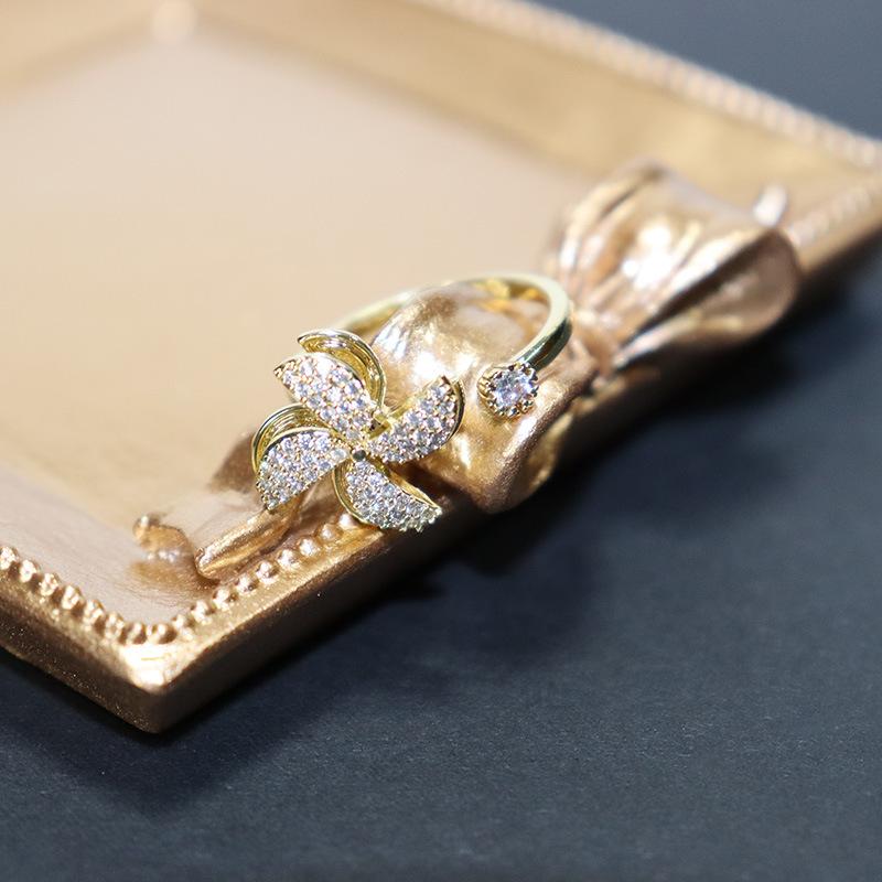 

Cluster Rings Gold Creative Revolving Windmill Woman's Ring Luxury Retro Inlaid Zircon Punk Simple Party Engagement Wedding Jewelry Finger G