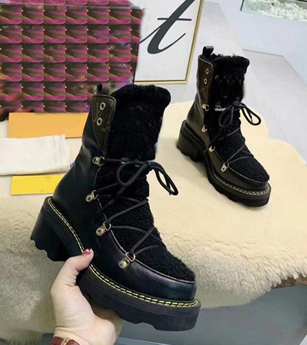 

2021 Luxury Designer snow boots wool shoes Fashion women Boots genuine Leather top quality Winter Woman Platform Heels with fur half boot, 10
