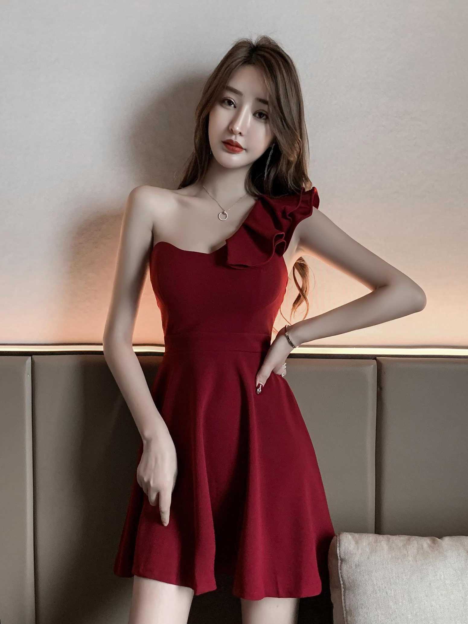 

Nightclub women fashion temperament female low-cut oblique shoulder burgundy sexy dress Office Lady Polyester 210603, Beige