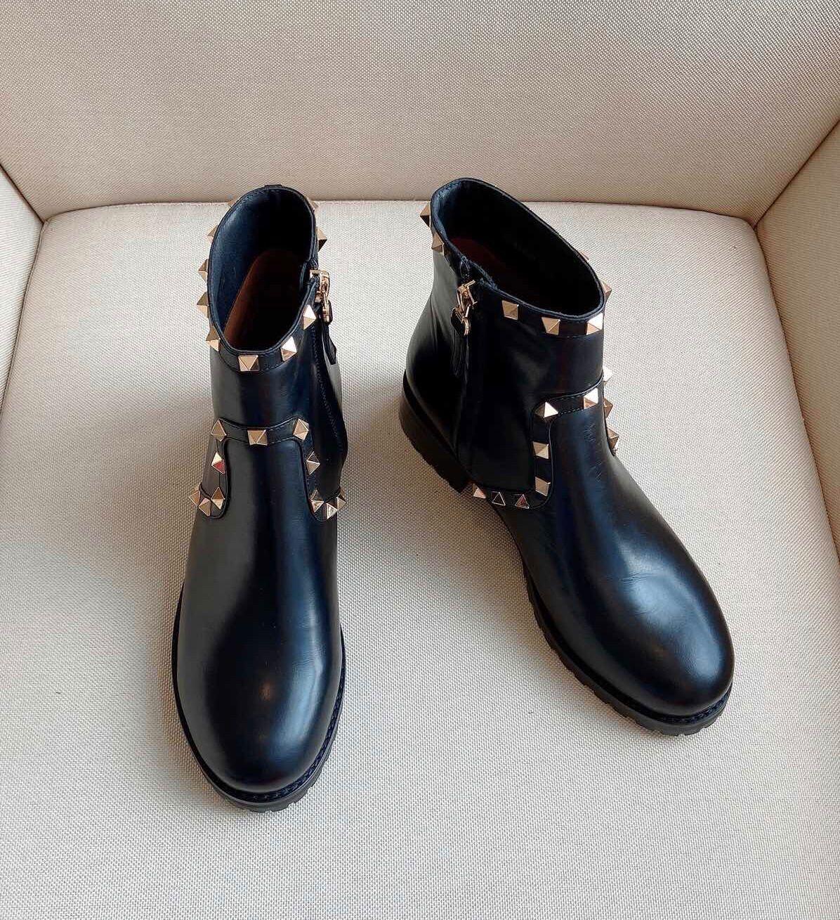 

Famous Designer Rock Studs Ankle Boots Comfort Flats Women's Booty Stud Black Grainy Calfskin Lady Booties Sexy Winter Party Wedding EU43