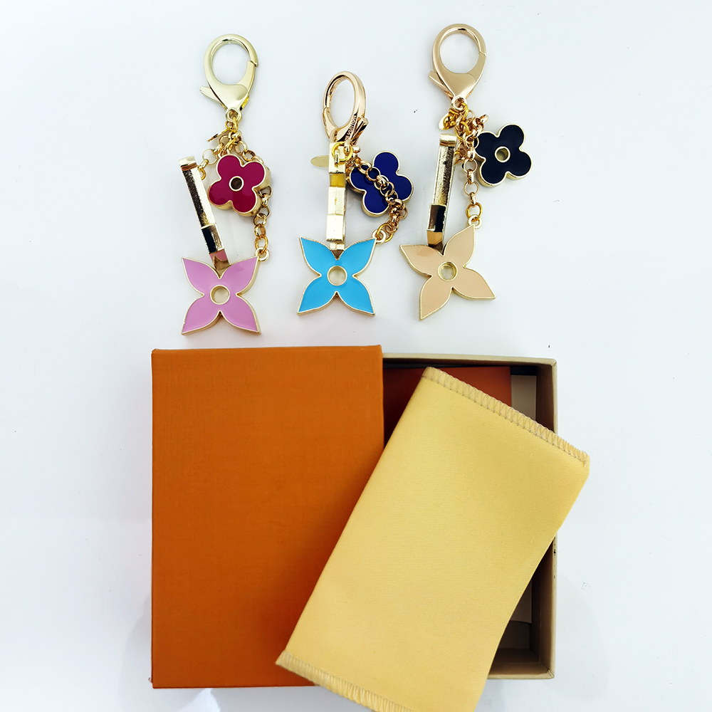 

2021 Fashion for women Buckle Car Keychain Metal logo Alloy flower shape Handmade Leather Key chains Men Womens Bag Pendant Accessories 3 Color you can personalize