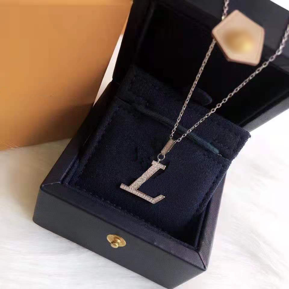 

Luxury 2021 designer's letter chain metal necklace temperament with full sense of modeling, simple and fashionable fashion leisure good