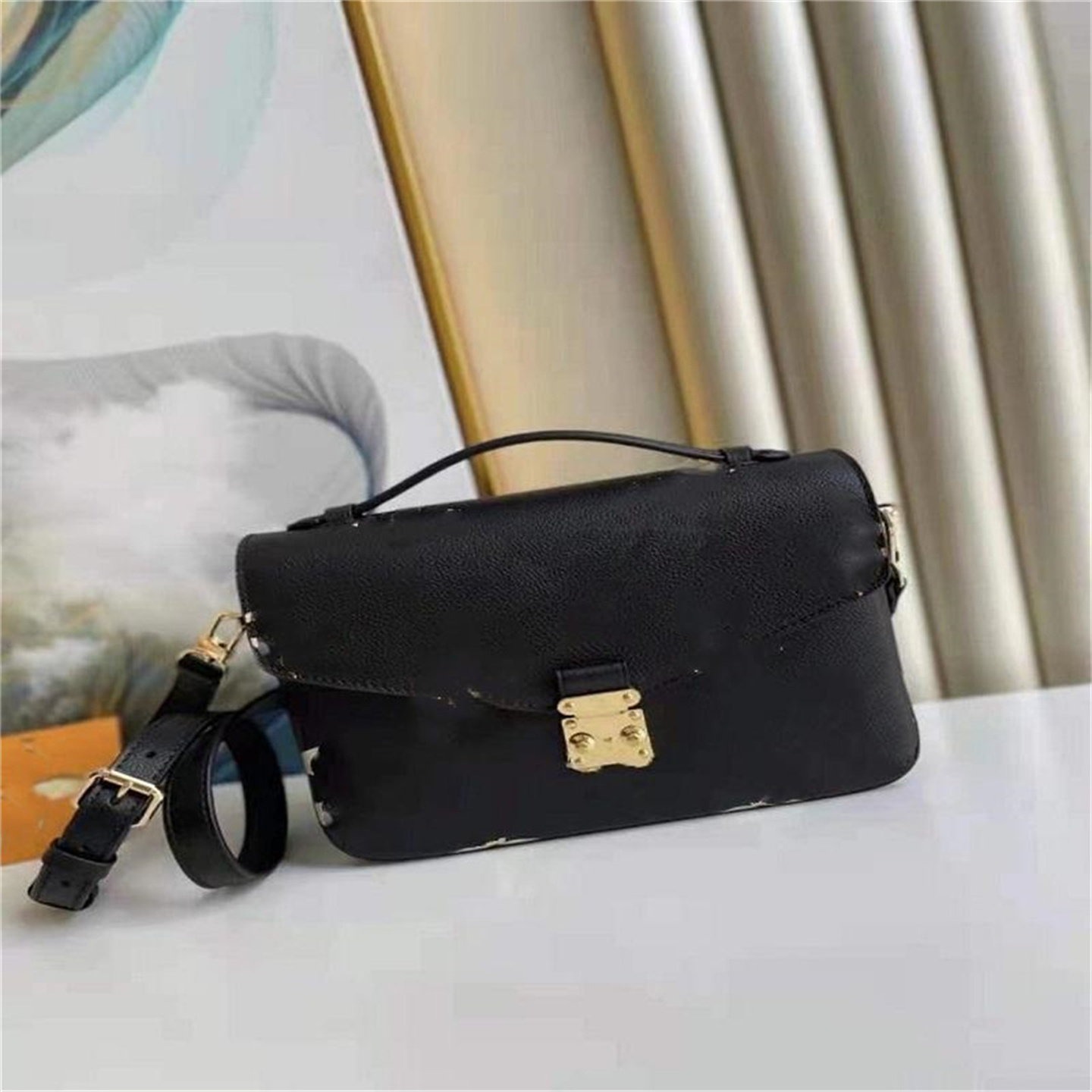 

Messenger Fashion Bag High Quality Texture New Black And White Solid Color Beautiful Female Lock Leather Western Style Portable Small Square