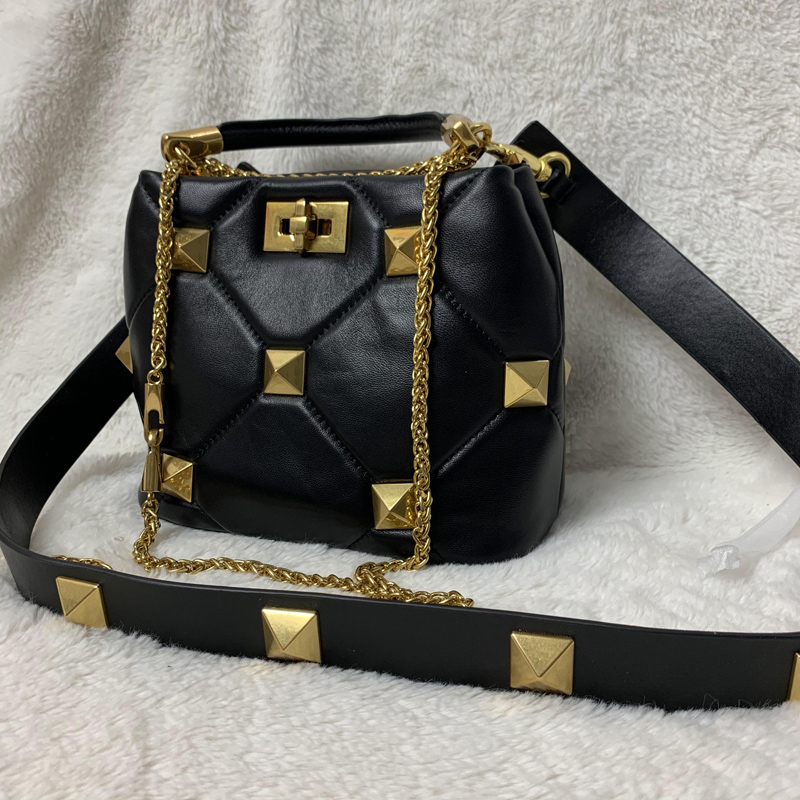 

Luxurys Designers Bags Crossbody Handbags shoulder Plain Lock Chains Leather fashion Rivet flap Roman Stud Bucket Red Nude Green Pink Yellow Colorful colors