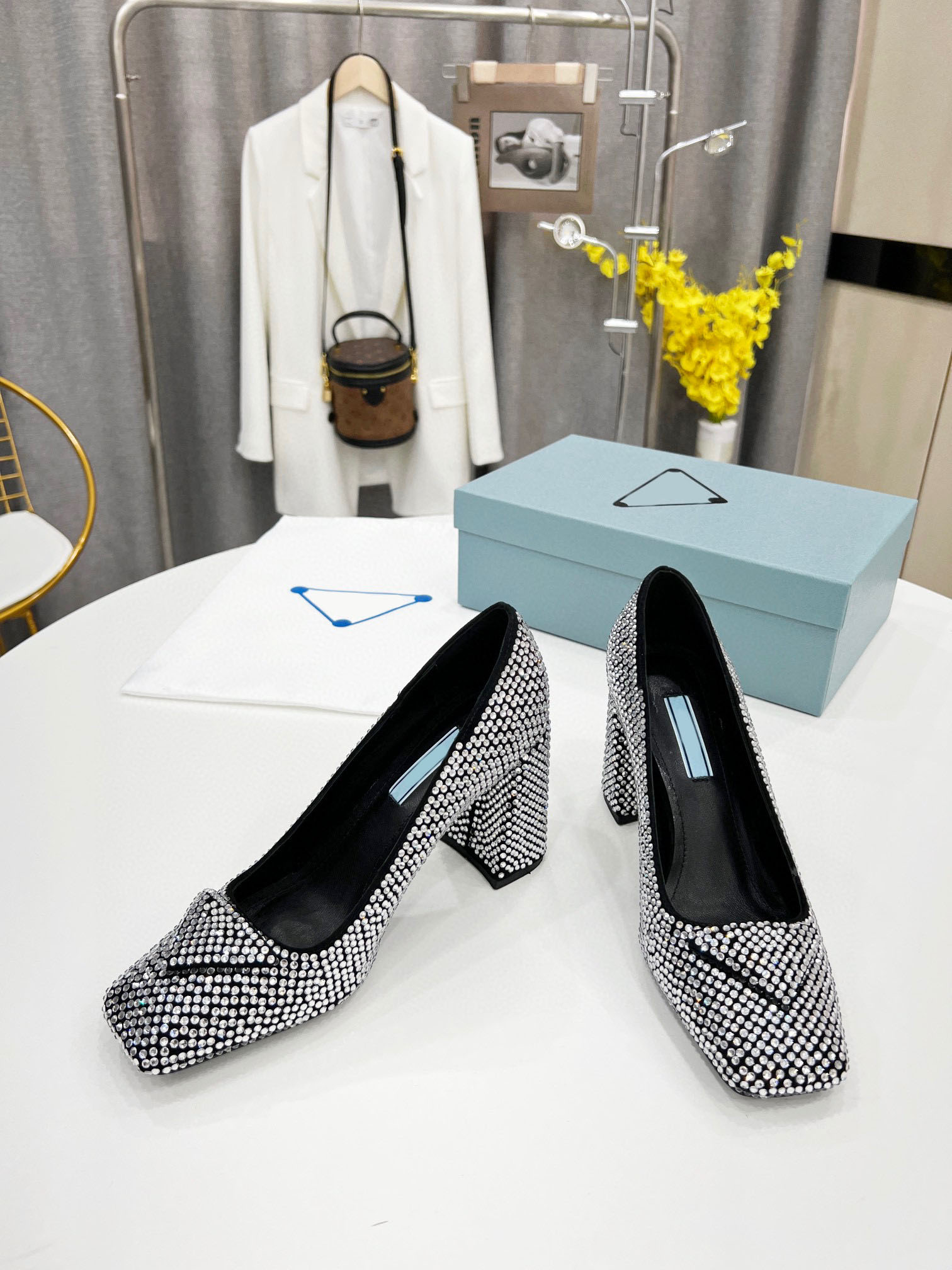 

2022 catwalk women's high-heeled sandals with full diamond design, leather materials, complete packaging, sizes 34-41, Black