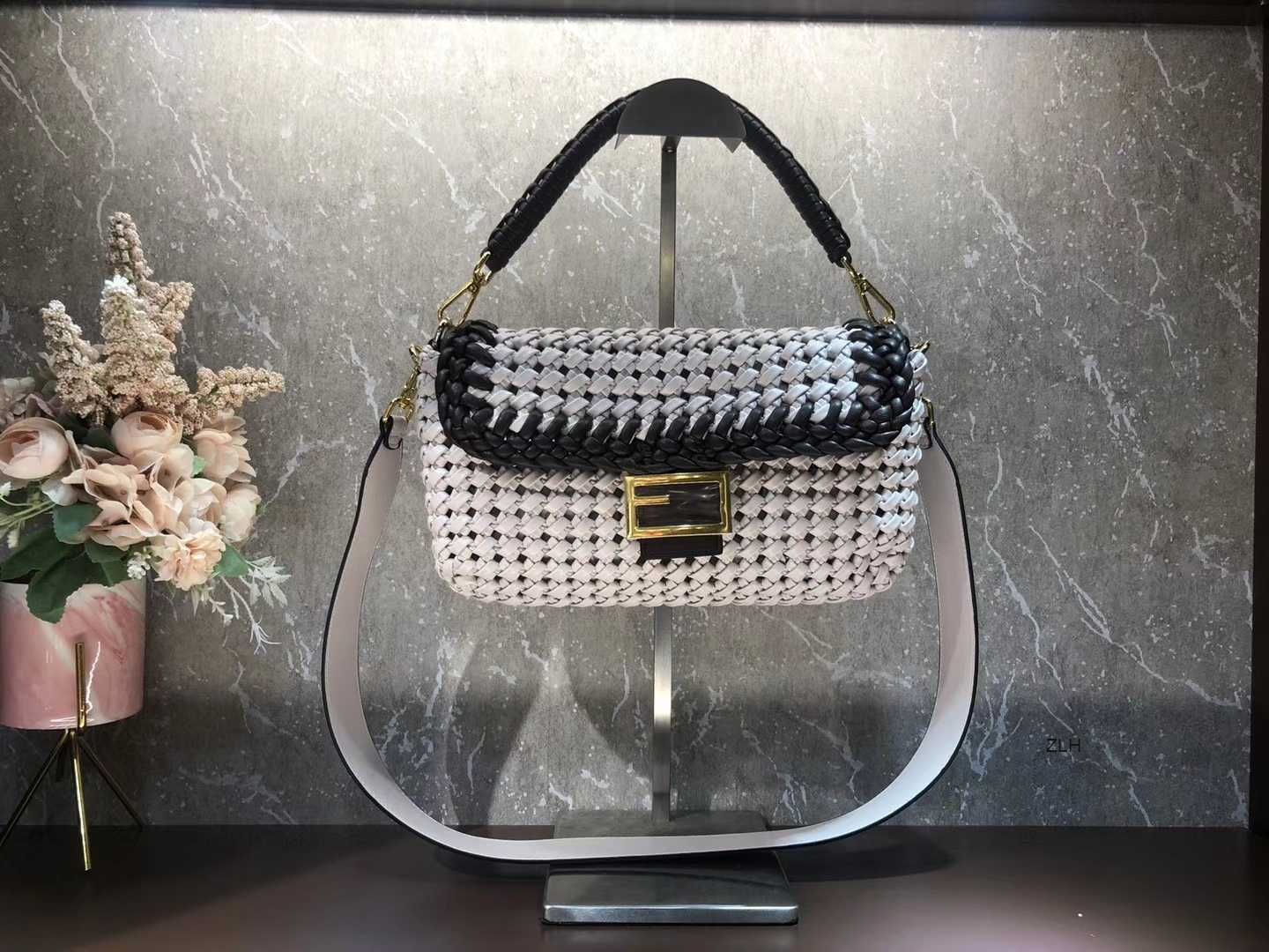 

trend in spring, Fashion summer, autumn and winter of : leather color matching hand woven hand-held One Shoulder Messenger Bag for women