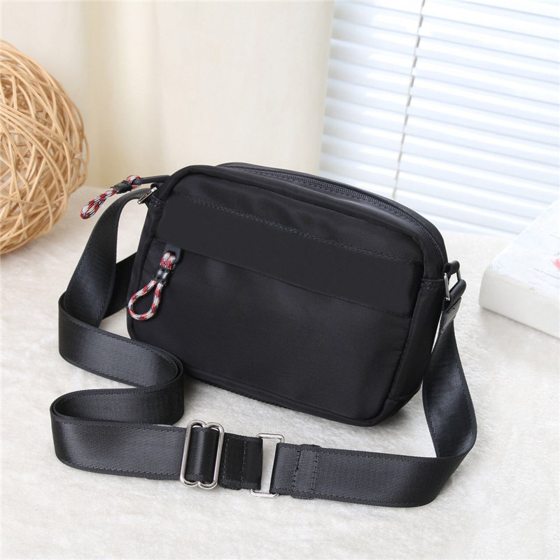 

Top classic luxury men's casual messenger bag, 23 cm in size. Canvas waterproof bag can hold the camera, easy to carry when traveling, Black