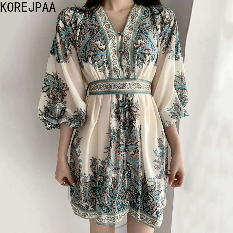 

Korejpaa Women Dress Summer Korean Chic Ladies Retro Ethnic Print V-Neck Tie Bow Waist Single-Breasted Puff Sleeve Vestidos 210526