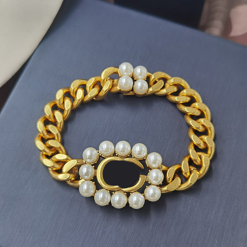 

Vintage Pearl Ornament Necklaces Fashion Letter Designer Bracelets Women Street Style Pendant Studs Personality Charm Brooches