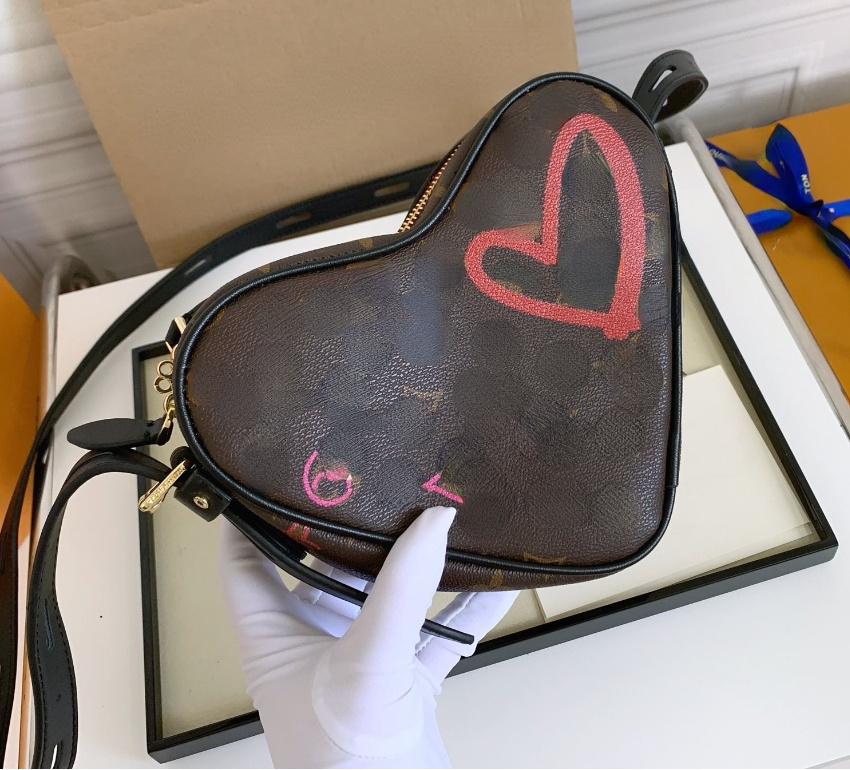 

Fashion Women's Brown Leather Red Printing Crossbody Shoulder Bags Designer L Heart Shape Small Bag for Girls