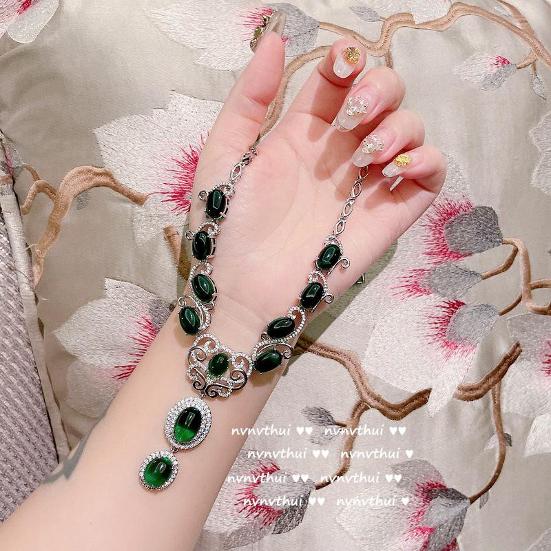 

Pendant Necklaces Bright Luminous Malachite Green Zircon Necklace Eight Heart Arrow Rattan Neck Chain, Silver