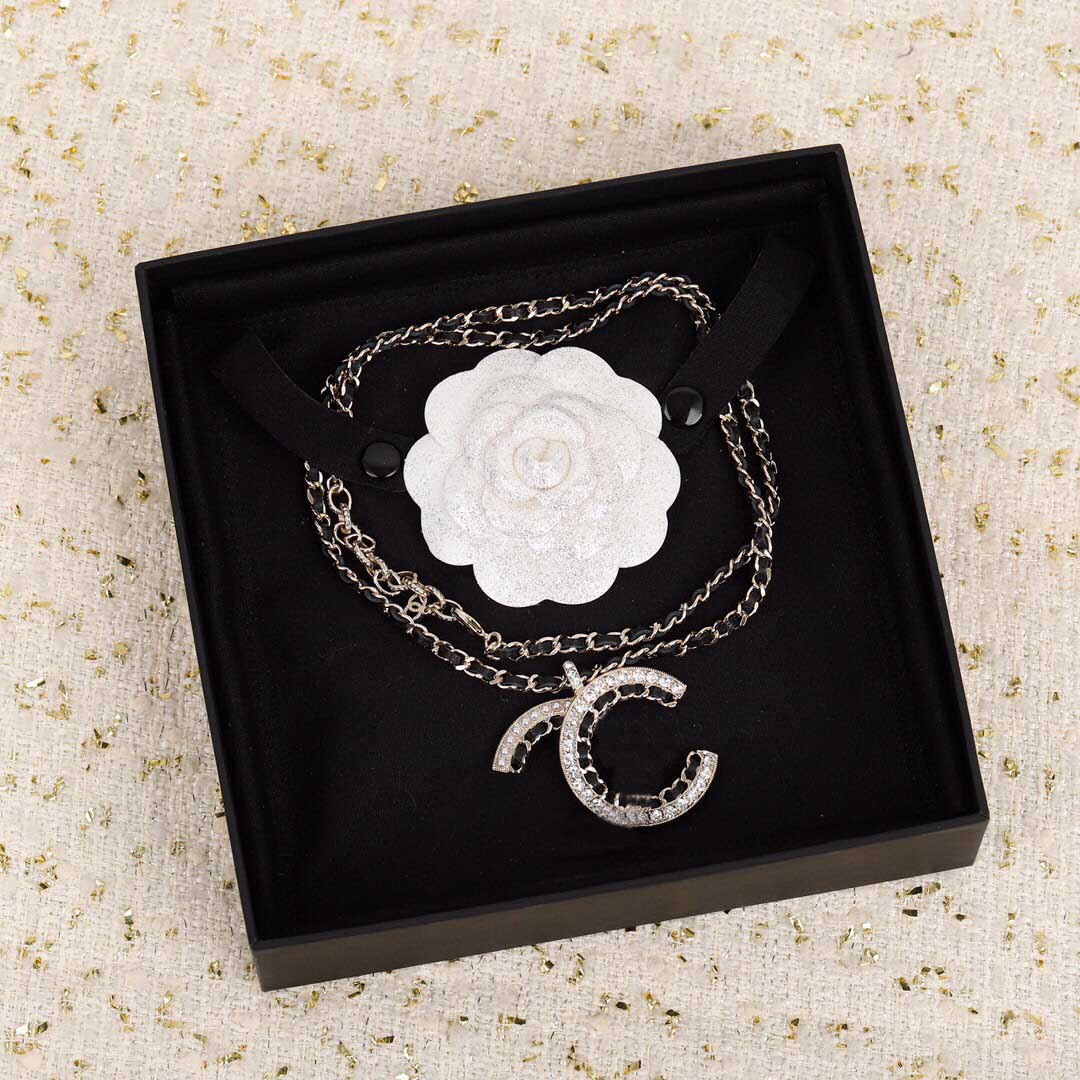 

2021 Excellent quality Charm pendant necklace with geunine leather and diamond nature white shell for women wedding jewelry gift have box stamp PS3055