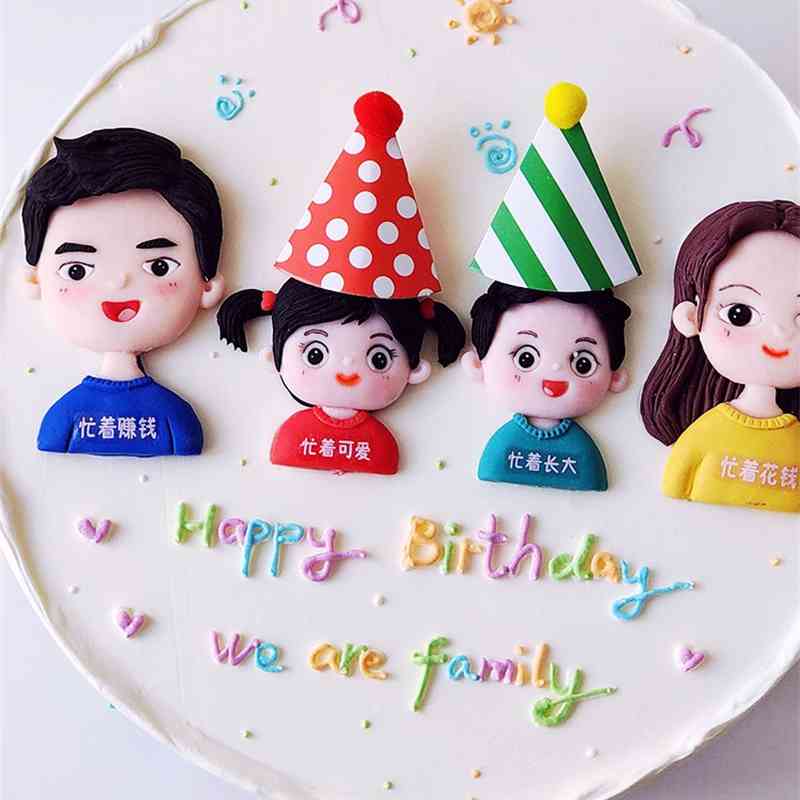 

Bake cake to dress up a family of four. Father, mother, son and daughter are busy making money