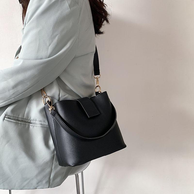 

On The Small Bucket Women 2021 Shoulder Bag Slanted Under Bags, Black