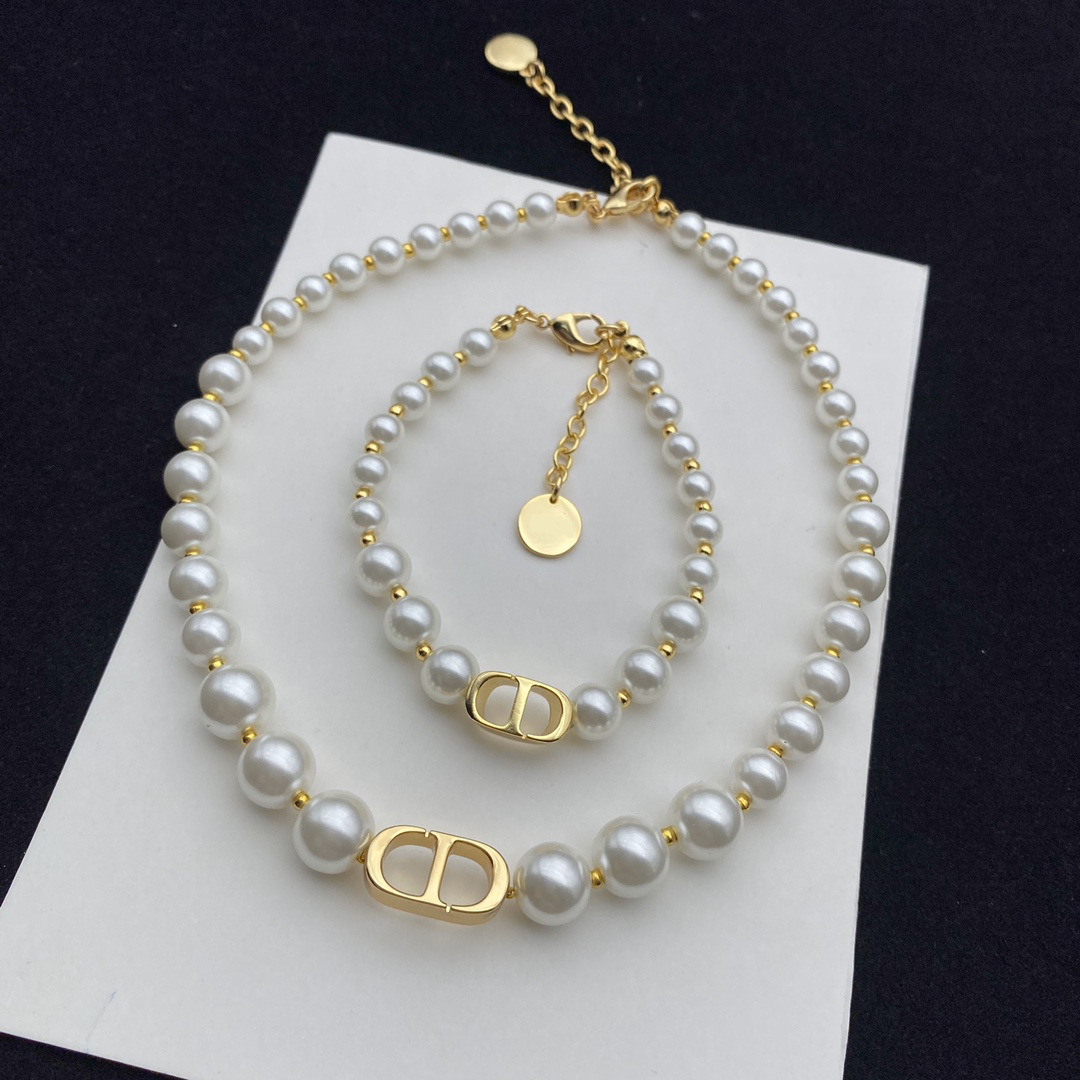 

Designer jewelry letter simple Choker Necklace family celebrity fan temperament size Pearl Bracelet