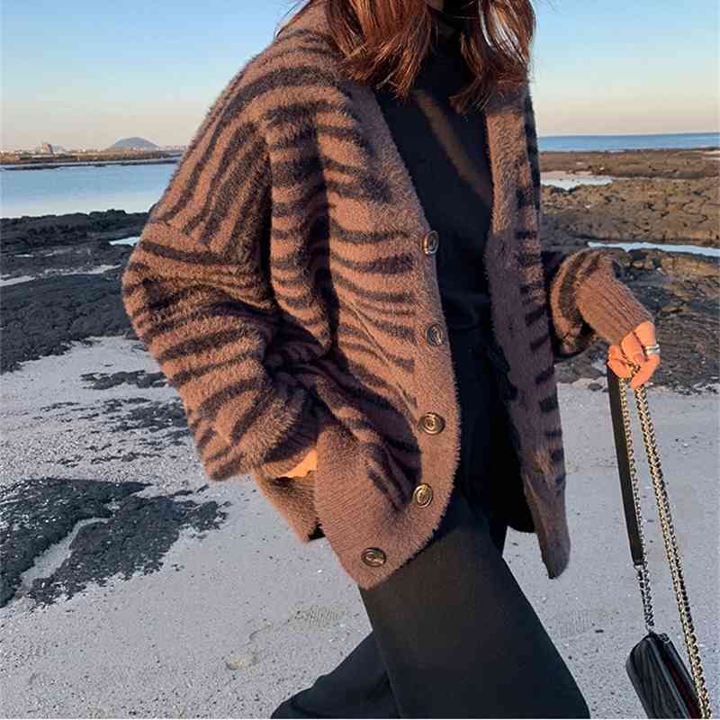 

Qooth Autumn Winter Women' Sweaters Stripe Knitted Buttons Cardiagans Ladies Black White Stripe Loose Knitwears QT388 210518