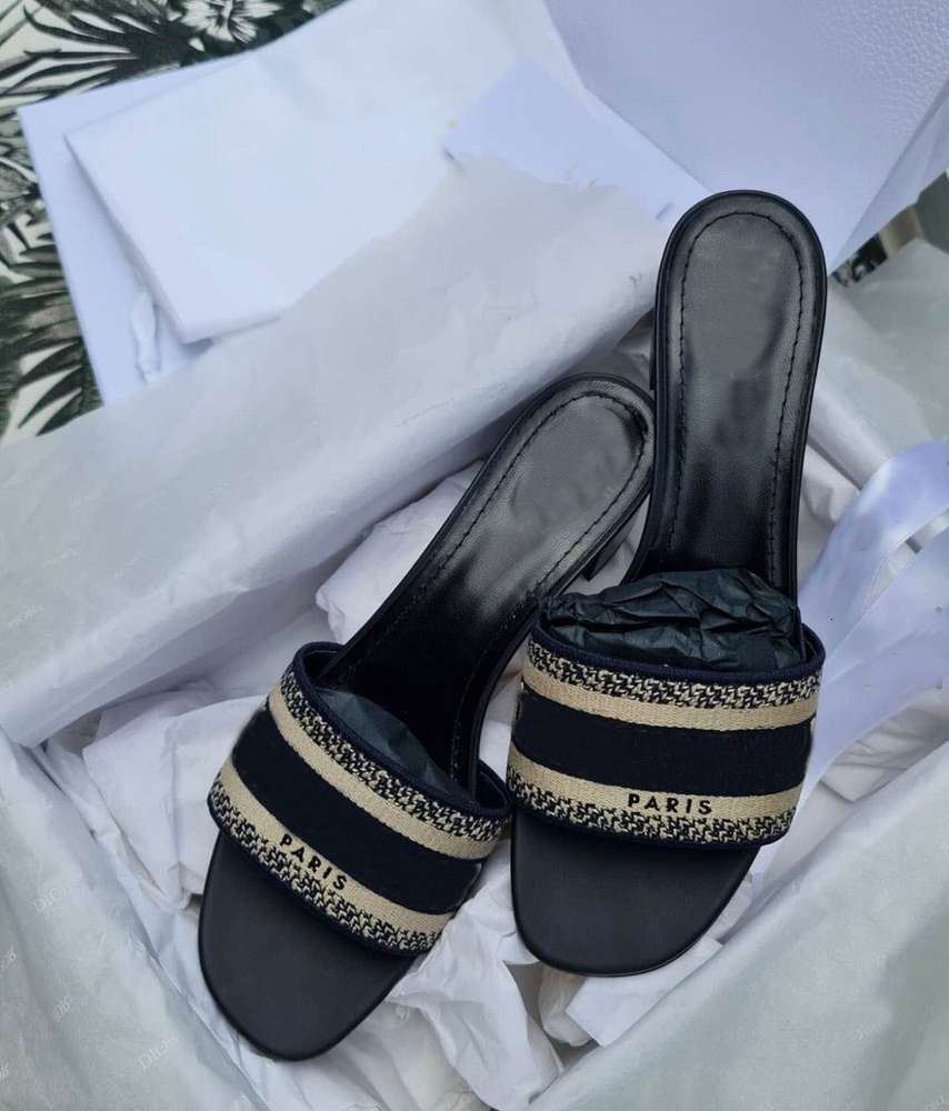 

Hot- s Summer DWAY Slides Women's Sandals Embroidery D-straps Slipper Heels Beach Flop Flip Lady Walking Shoes With Box