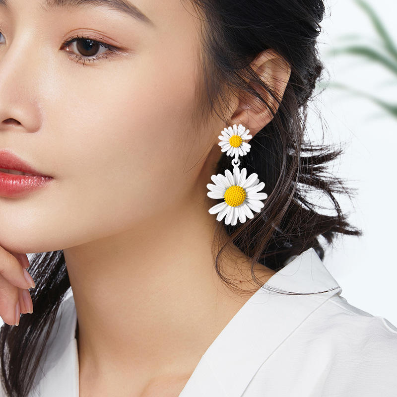 

2021 New Trendy Sweet Colorful Small Daisy Flowers Pendant Charm Earrings Lady Luxury Korean Female Elegant Jewelry Ear Stud Unusual Gifts For Women Girl's AFSHOR