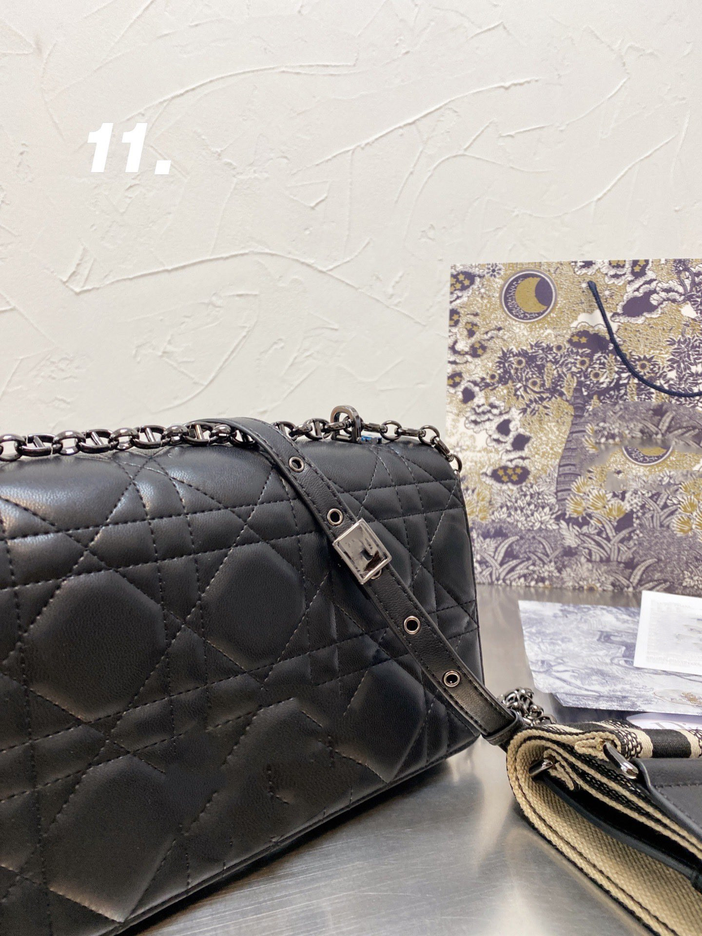 

A+ ladies bag high quality cowhide shoulder bag With gift box packaging, White