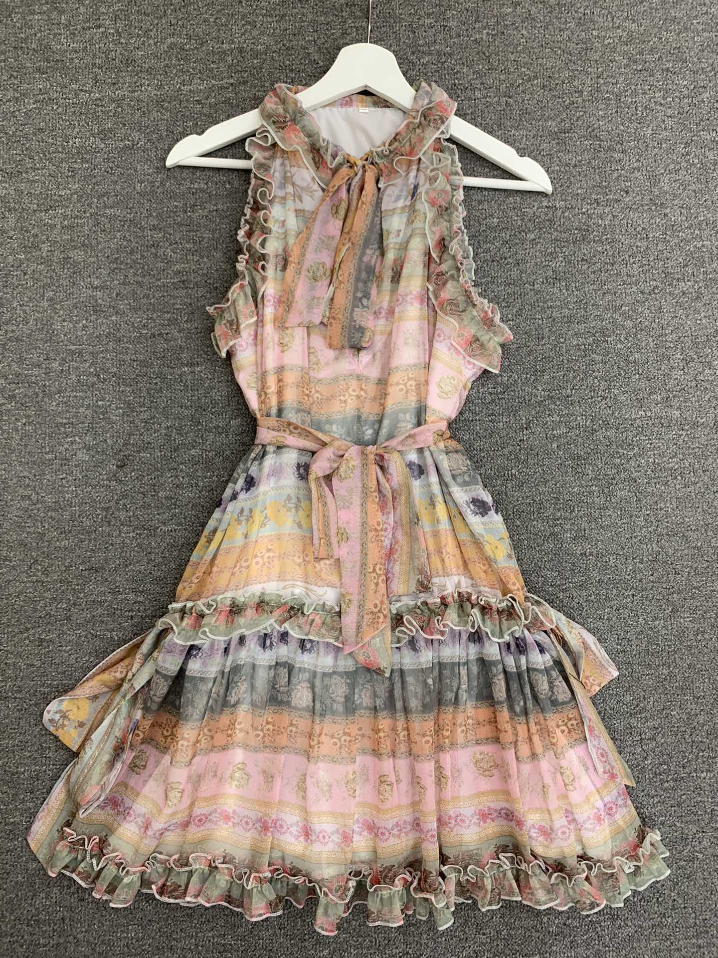 

Silk-like sleeveless round collar with wooden ear edge retro print waist to show slim elegant dress holiday style in Europe station, Black;gray