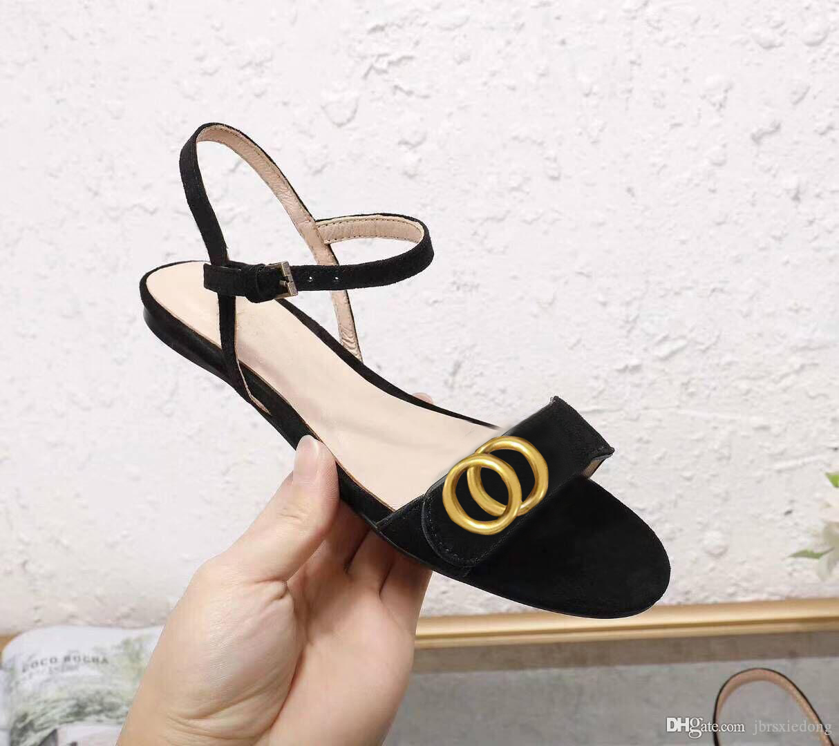 

621s Sandals Classic lady sandals 100% leather Flat shoe bottom Beach Belt buckle Metal women shoes Black Soft cowhide Designer woman Loafers Large si, Black+ suede