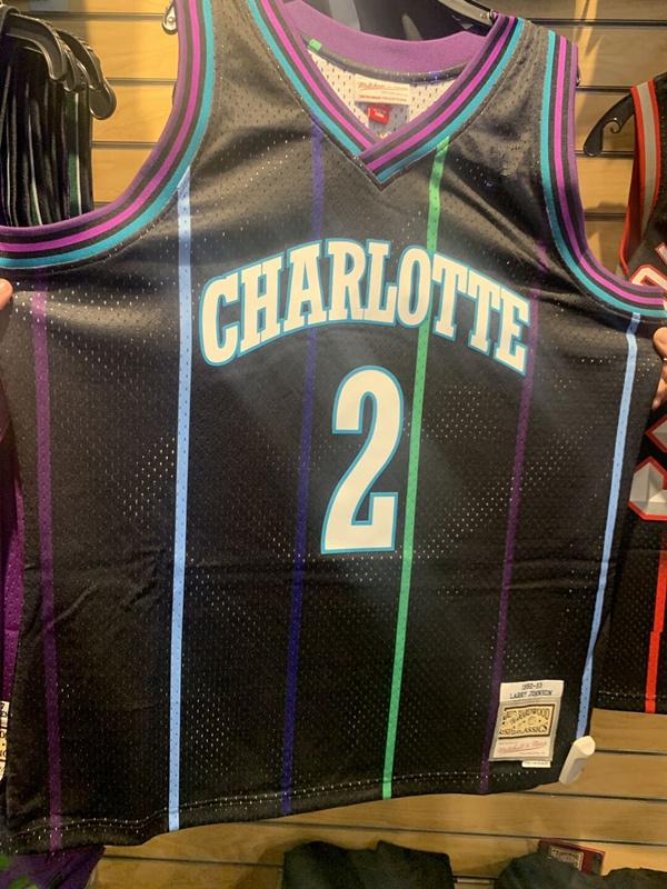 

Larry Johnson 2 Charlotte Hornets nba Men 1992-93 Mitchell & Ness Road Swingman Jersey, Black;red