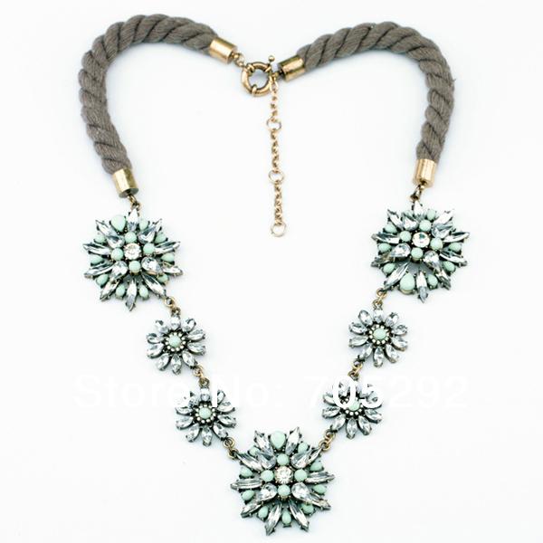 

High Quality Vintage Crystal Flower Pendant Statement Necklace Choker Collar Chokers